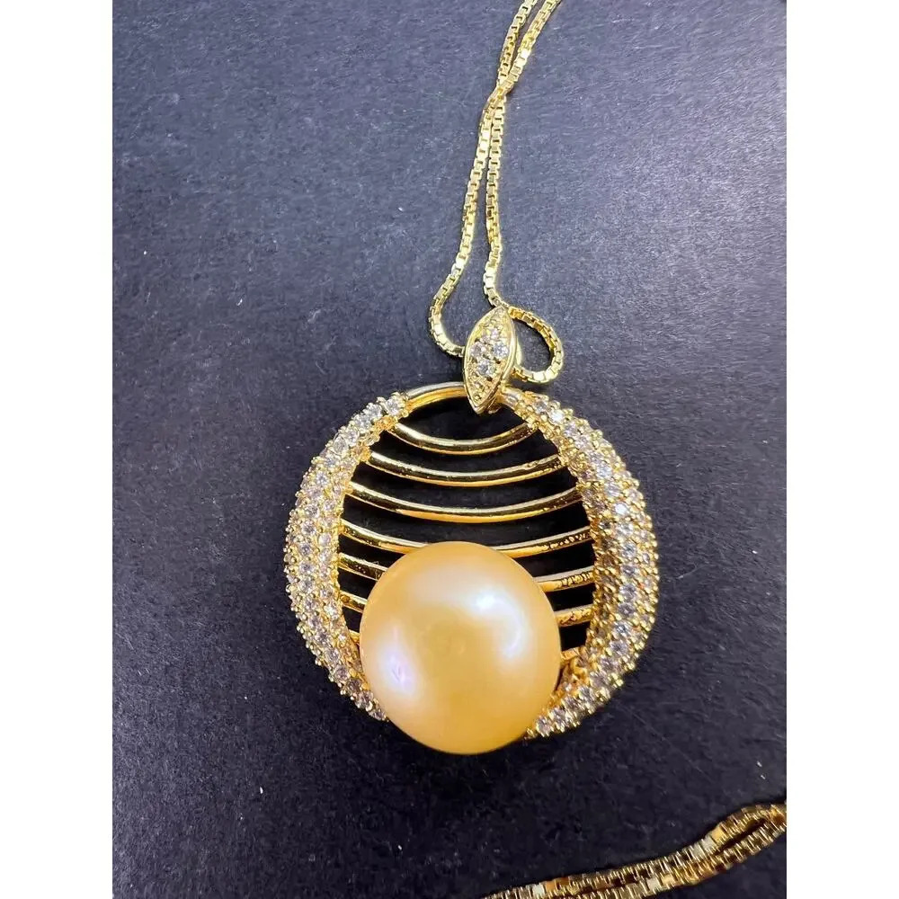 Golden yellow cultured pearl pendant in gold over sterling silver with chain - Picture 2 of 11